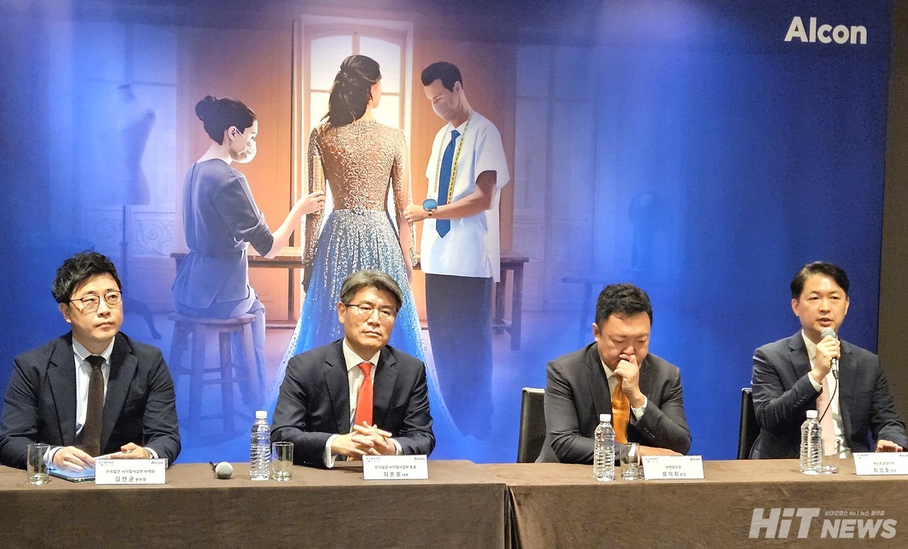 (왼쪽부터) 김현균 한국알콘 서지컬 마케팅 사업부 본부장, 최준호 대표, 비앤빛안과 류익희 원장, 퍼스트삼성안과 최성호 원장