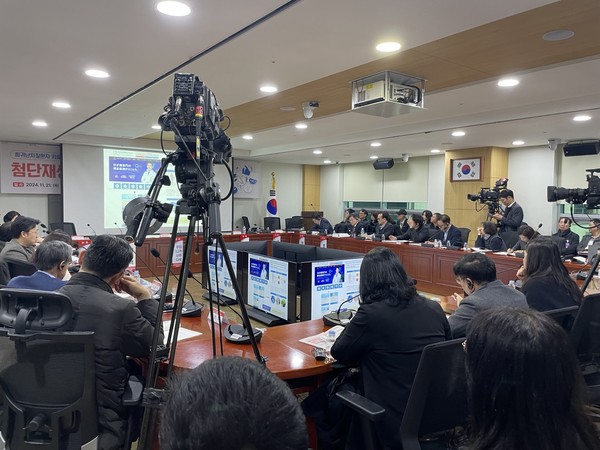 21일 최수진 국회의원과 히트미디어/히트뉴스가 공동 주최한 '희귀난치질환자 치료접근성 개선을 위한 첨단재생의료 현황과 과제 정책토론회'에 정부, 산업, 병원, 학계 관계자 등 90여명이 참석해 토론장을 꽉 채웠다.