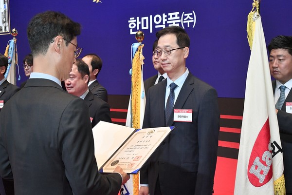 지난 20일 '제50회 국가품질경영대회’에서 박재현 한미약품 사장(사진 오른쪽)이 진종욱 국가기술표준원 원장으로부터 국가품질특별상 지속가능경영 부문 국무총리 표창을 받고 있다.