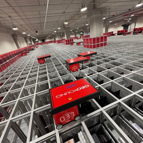 지오영 스마트물류센터 내 로봇이 창고에서 지정된 의약품을 꺼내고 있다. / 출처=지오영