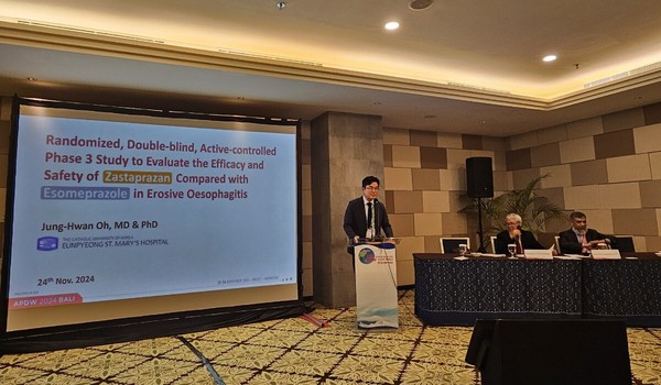 오정환 교수가 자큐보 임상 결과 관련 발표를 진행하고 있다.