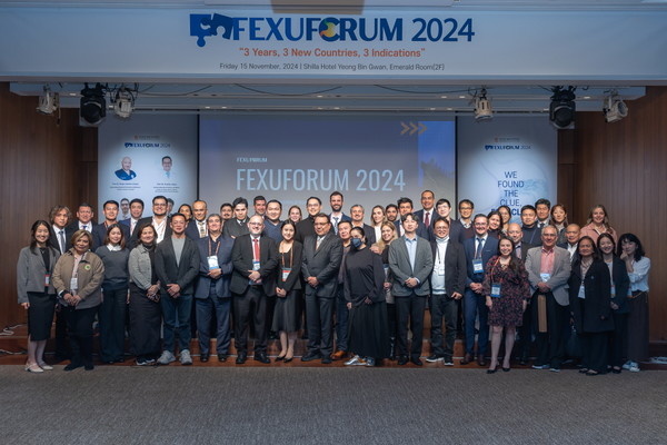 펙수포럼 참가자들이 기념 촿영을 하고 있다.