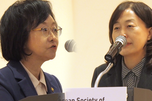 (사진 왼쪽부터) 오유경 식품의약품안전처장과 한효경 한국약제학회장