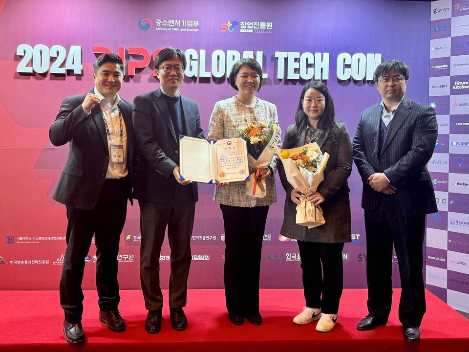 윤경완 넥스아이 대표(왼쪽에서 세 번째)가 2024 초격차 글로벌 테크 콘퍼런스에서 중소벤처기업부 장관 표창을 수상한 후 기념 사진을 촬영하고 있다. / 사진=넥스아이