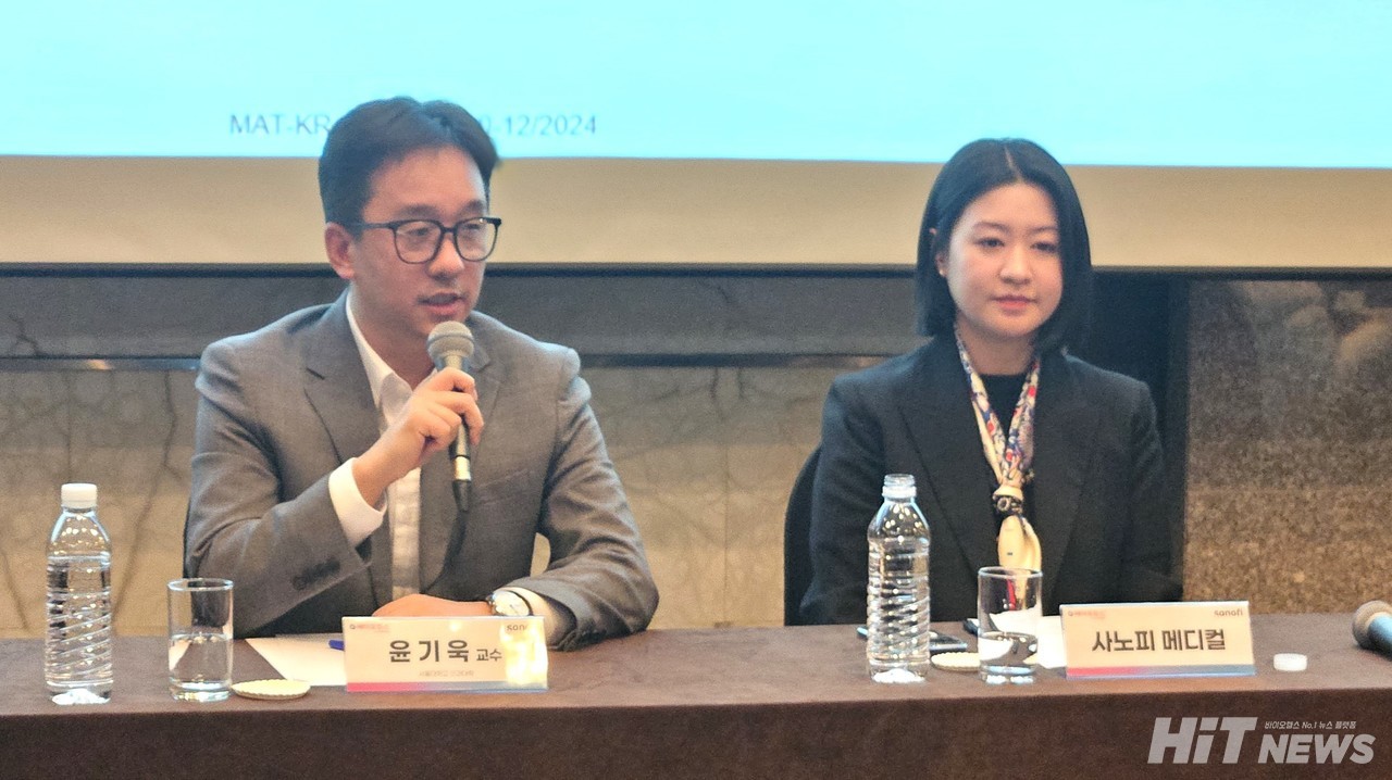 윤기옥 교수가 기자들의 질문에 답변하고 있다.