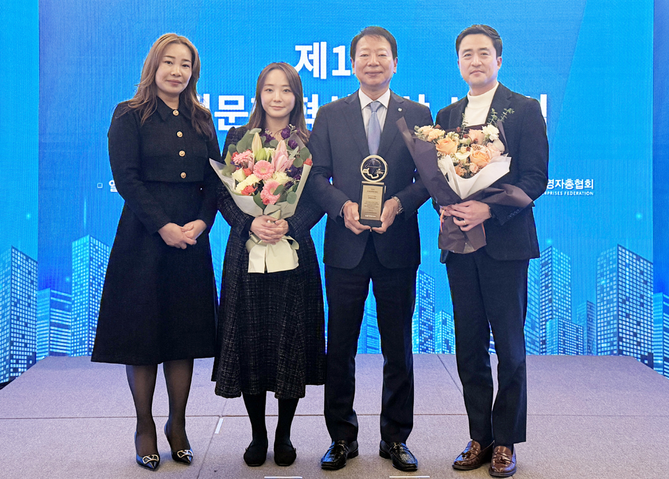 이종철 용마로지스 대표이사 사장(오른쪽 두번째)이 제1회 안전문화혁신대상 시상식에서 기념촬영을 하고 있다.