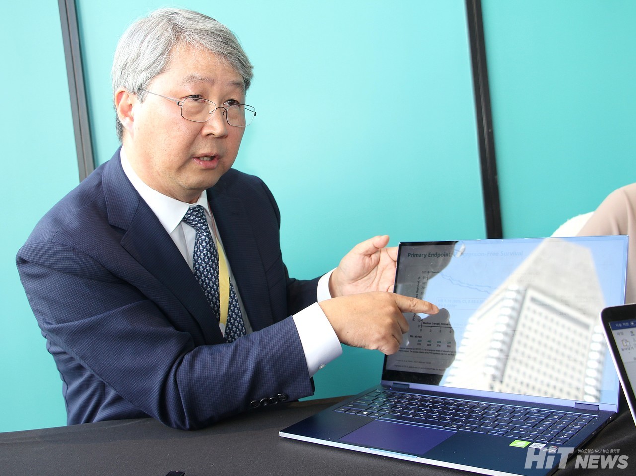 히트뉴스는 ESMO ASIA 2024 행사에서 이 데이터를 발표한 김병기 삼성서울병원 산부인과 교수를 만나, KEYNOTE-A18 연구가 가지는 임상적 가치와 자궁경부암 치료 환경의 미충족 수요와 개선 제안 등을 현장에서 들어봤다.