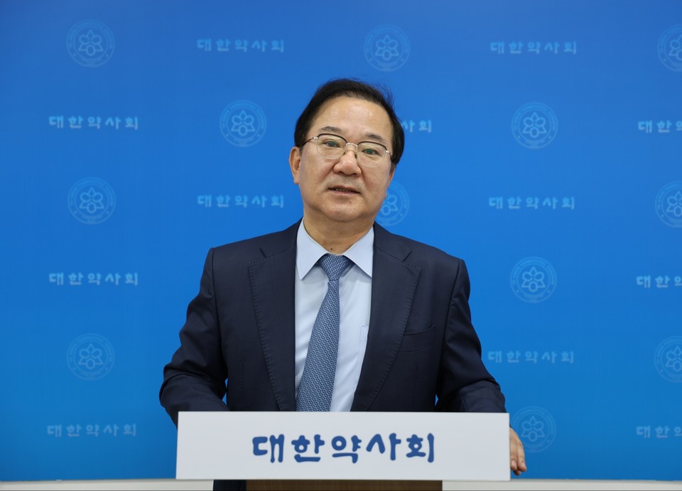 김대업 대한약사회 중앙선거관리위원장이 9일 기자간담회에서 발언하고 있다.