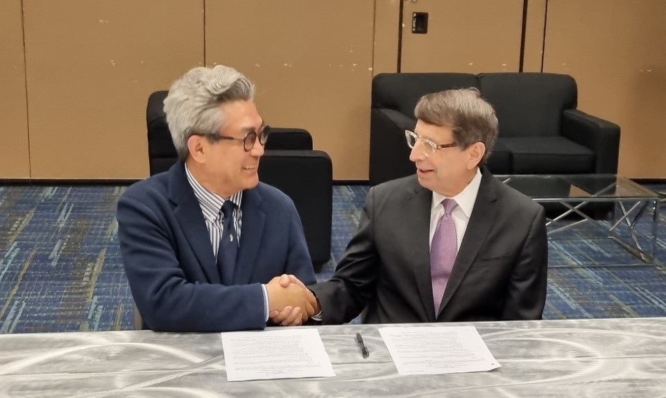 (왼쪽)김정태 병원약사회 회장과 폴W.아브라모비츠 병원약사회 CEO가 업무 협약 체결 후 마주보며 악수하고 있다. / 사진=병원약사회