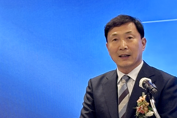 류형선 의약품수출입협회장이 개회사를 읽고 있다.