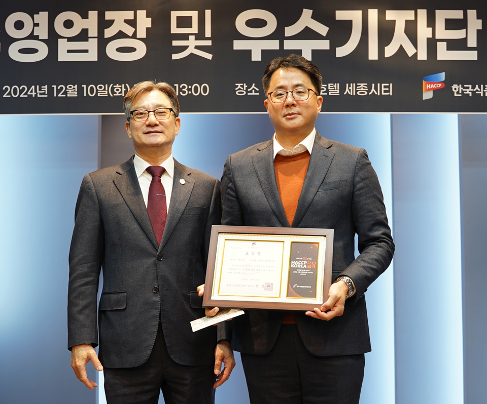 배문형 대원헬스케어 대표(오른쪽)가 우수영업장에 선정돼 표창을 받았다.