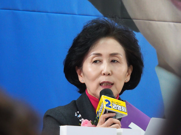 권영희 대한약사회장 후보가 출사표를 위한 연설을 하고 있다.