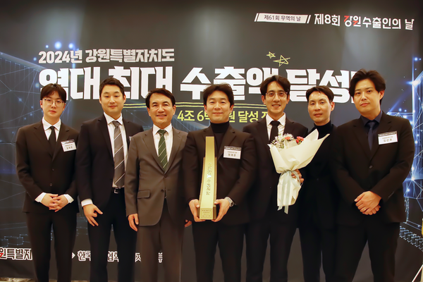 김진태 강원도지사(왼쪽 3번째)와 파마리서치 정래준 상무(왼쪽 4번째) 등 임직원. /사진=파마리서치.