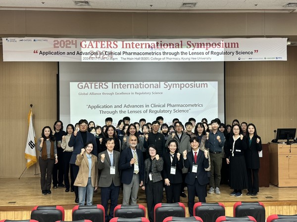 경희대 약학대학이 개최한 'GATERS 국제 심포지엄'에 참석한 관계자들이 기념사진을 찍고있다. / 사진=심예슬 기자