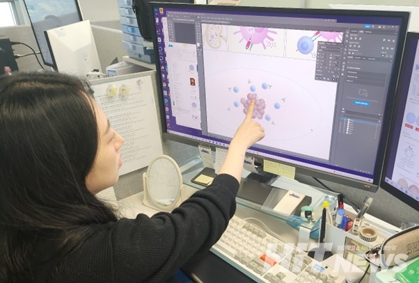 최지혜 자이미디어 일러스트레이터가 작업 중인 2D 디자인물을 가리키며 설명 중이다. / 사진=박성수 기자