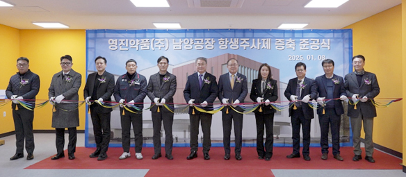 왼쪽에서 6번째 영진약품 이기수 대표이사. 사진=영진약품,