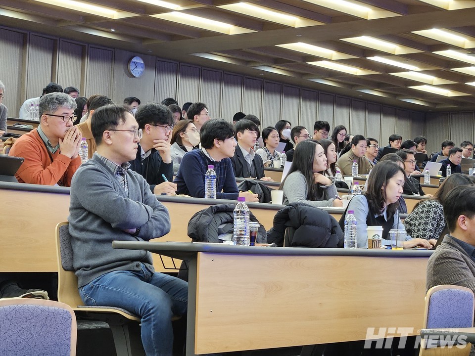 청중이 곽 슬롯 머신 게임의 발표를 경청하고 있다.