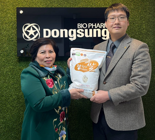 레 티 저우(Le Thi Giau) 빈타이 푸드사 회장(왼쪽)과 나원균 동성제약 대표이사. 사진= 동성제약.