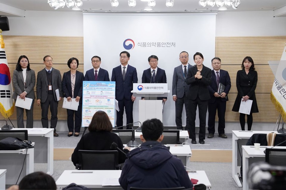 식약처 관계자들이 2025년 업무계획을 브리핑하고 있다 / 사진제공=식약처