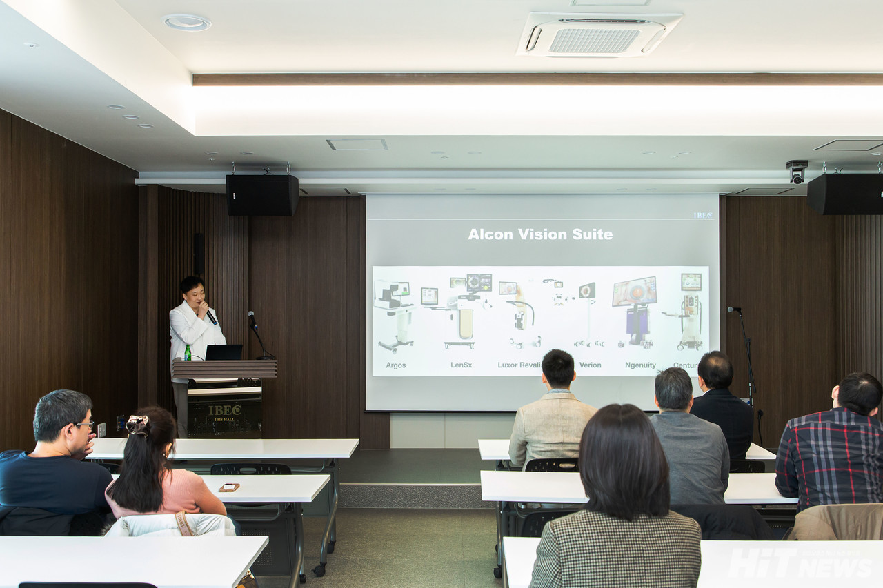 이준훈 대구 아이백안과 원장이 태국 안과 전문의들에게 알콘 비전 스위트의 구성 요소에 대해 설명하고 있다. / 사진=황재선 기자
