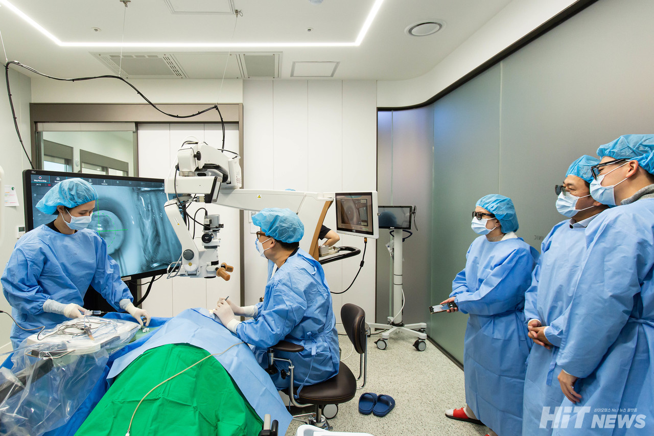 이준훈 원장이 알콘 비전 스위트 룩소 르발리아를 통해 백내장 수술을 진행하는 모습을 참관하는 태국 안과 전문의들.