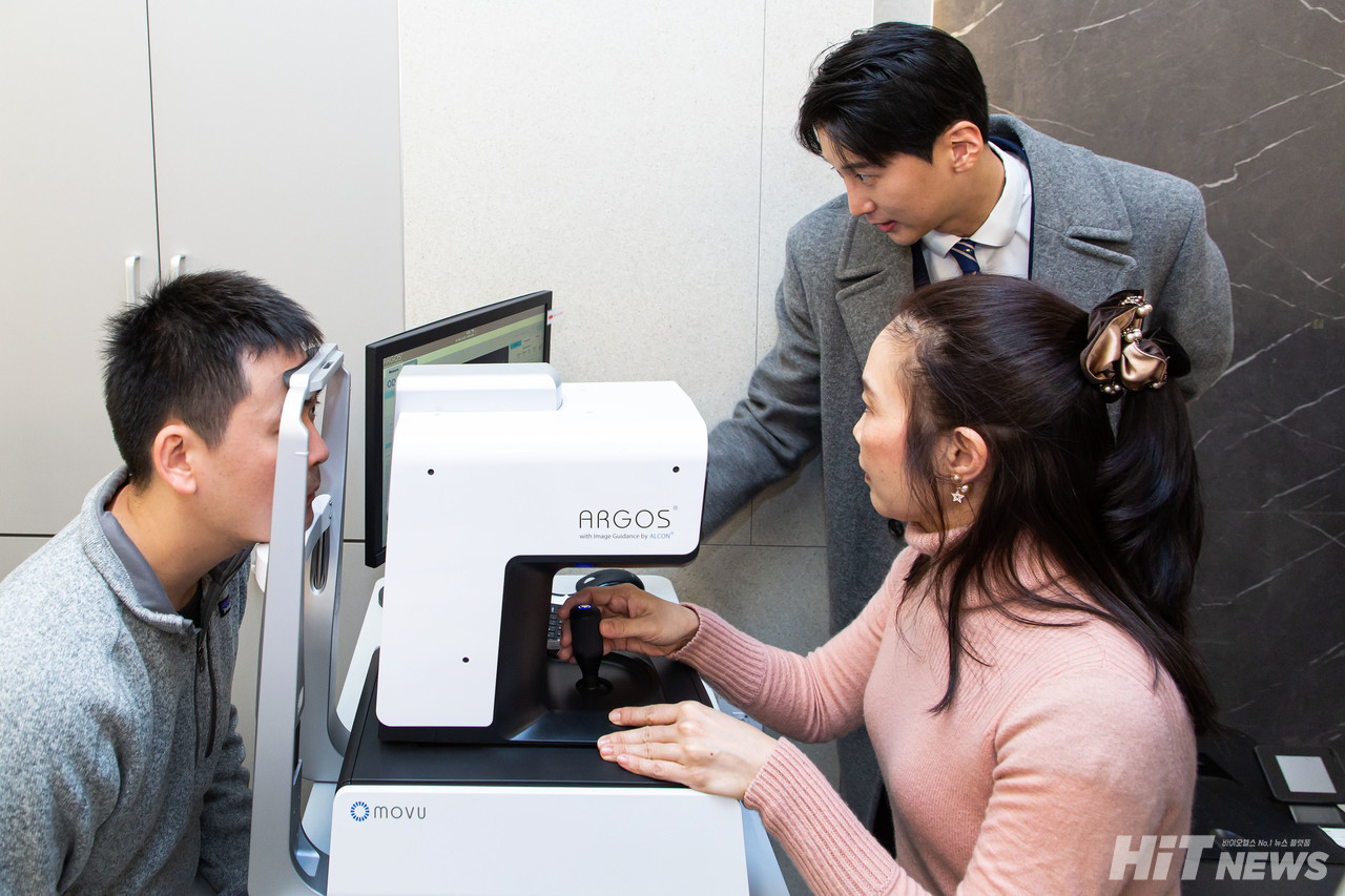 태국 안과 전문의들이 '아르고스 바이오미터' 기기 사용법에 대해 배우고 있다.