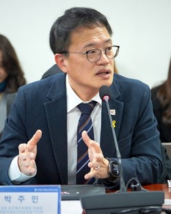 국회 국제보건의료포럼 박주민 이사장(더불어민주당)이 20일 팬데믹 이후 한국의 국제보건 위상 강화에 따른 의회 외교방안 모색을 위한 국회 토론회에서 발언하고 있다.