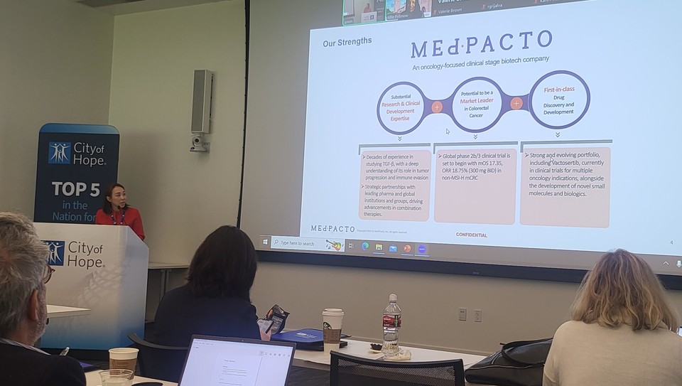 김새롬 미국법인장이 POETIC 행사에서 발표하고 있다. / 사진=메드팩토