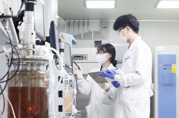 연구 결과를 분석중인 SK바이오사이언스 직원들 / 출처=SK바이오사이언스