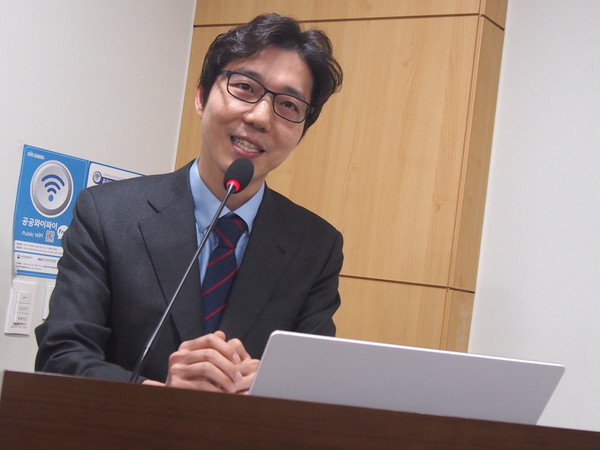 유승래 교수가 연구 내용을 발표하고 있다.