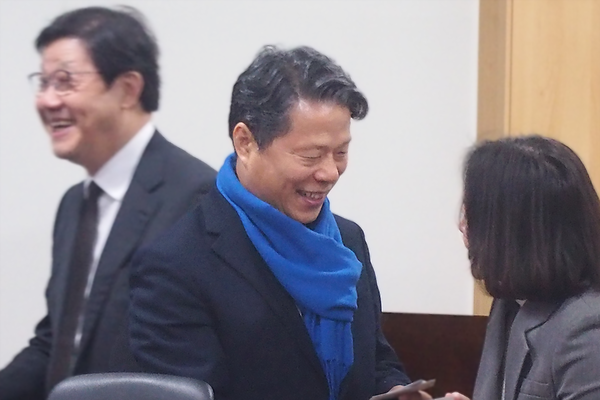 국회 보건복지위원회 서영석 국회의원이 토론에 참석하는 조하진 보건복지부 사무관과 인사를 나누고 있다. 