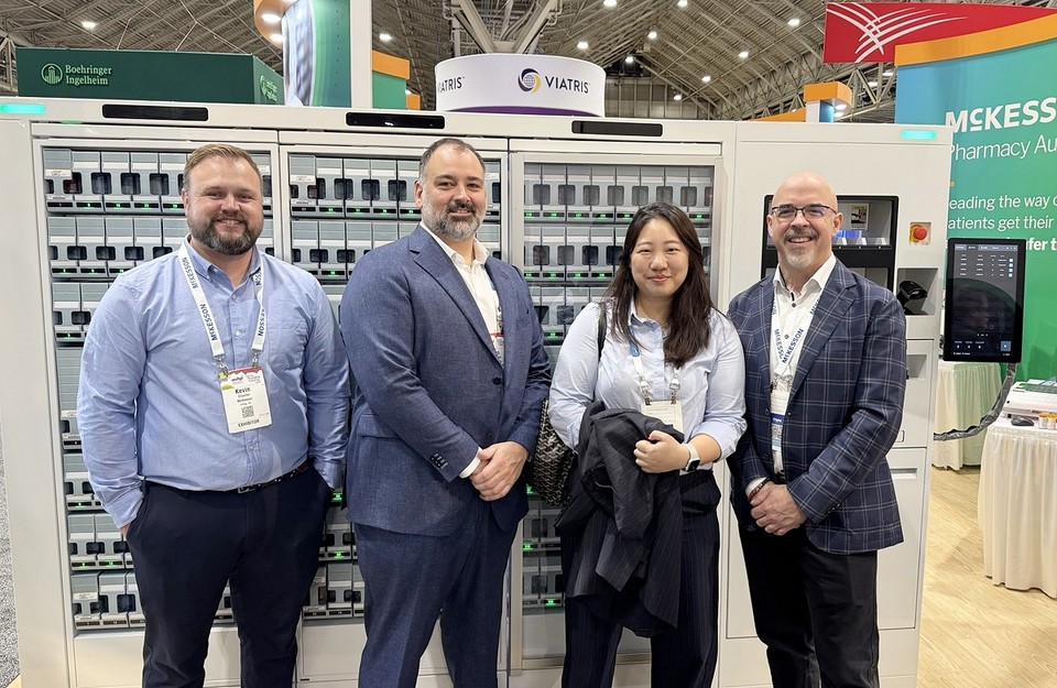 미국 뉴올리언스서 열린 ASHP 2024 전시회에서 한미바카라 룰과 McKesson Automation 관계자들이 기념 촬영을 하고 있다. 왼쪽부터 맥케슨 오토메이션 영업 및 사업개발 부사장 케빈 클루티에(Kevin Cloutier), 맥케슨 캐나다 기술 솔루션 부사장 이브 블랑셰트(Yves Blanchette), 한미바카라 룰 해외영업팀 이지현 그룹장, 맥케슨 캐나다 오토메이션 부사장 겸 총괄 매니저 스티브 데니슨(Steve Dennison). 사진=한미바카라 룰
