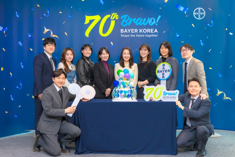 바이엘 코리아가 한국 진출 70주년을 맞아 개최한 사내 축하행사에서 이진아 대표와 70주년 기념 사내 스토리 공모전 'Bravo My Life at Bayer'의 수상자들 및 바이엘 코리아 내 직원 주도 테스크포스 팀 세션 발표자들이 함께 사진촬영을 하고 있다. / 사진=바이엘코리아