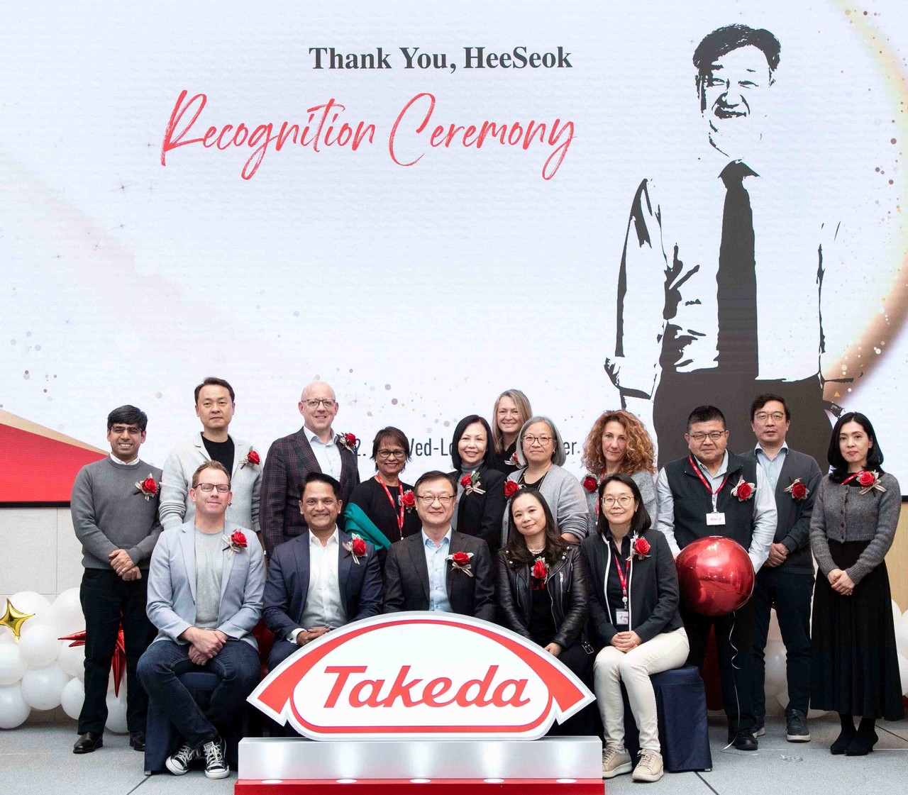 문희석 대표가 다케다제약 임직원들과 기념사진을 찍고있다. 