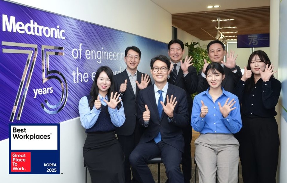 메드트로닉코리아 유승록 대표이사(첫 줄 중앙)와 메드트로닉코리아 조직문화 TF팀 리더들이 '대한민국 일하기 좋은 기업' 6년 연속 선정을 기념하고 있다 / 사진제공 = 메드트로닉코리아
