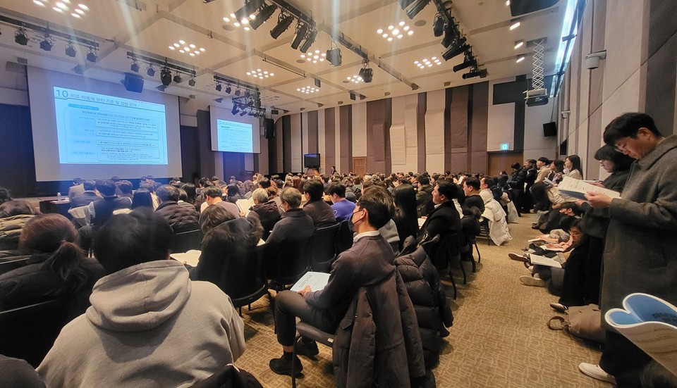Over 300 professionals from 사설 카지노 medicine institutions, medical facilities, and cell processing centers attended the briefing to learn about advanced 사설 카지노 medicine policies, treatment procedures, and preparation requirements. With both pre-registered and on-site participants exceeding capacity, all available seats were filled. However, attendees remained engaged, listening to the presentations while sitting on the floor or standing for extended periods.