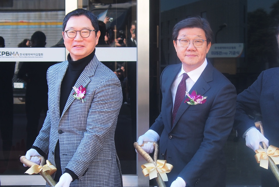 협회 윤웅섭 이사장과 노연홍 회장이 삽을 흙을 뜨기 전 기념 촬영을 하고 있다.