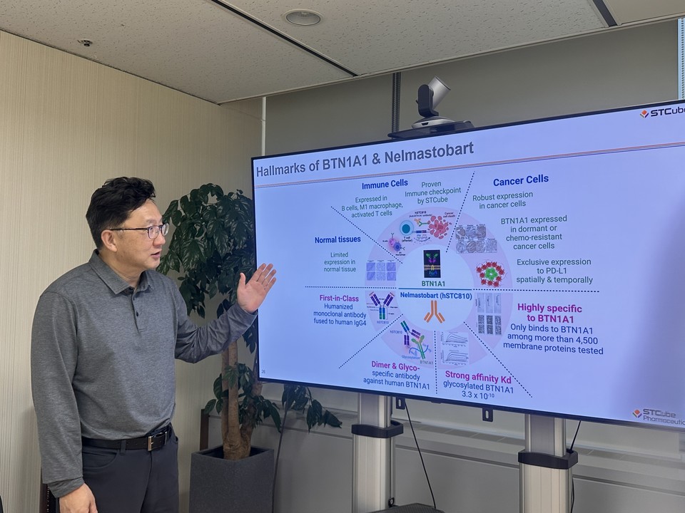 유승한 에스티큐브 임상개발총괄이 넬마스토바트에 대해 설명하고 있다. / 사진=심예슬 기자