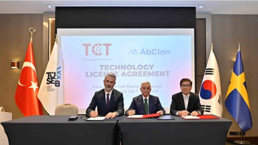 (왼쪽부터) 에르칸 만칸(Erkan Mankan) TCT 사장, 오즈튀르크 오란(Ozturk Oran) TCT 의장, 이종서 앱클론 대표이사가 튀르키예 사업화 계약식 기념 사진을 촬영하고 있다. / 사진=앱클론