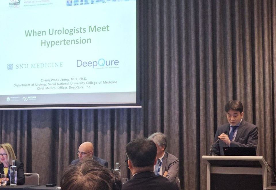 정창욱 딥큐어 공동창업자 겸 서울대학교병원 비뇨의학과 교수가 USANZ에서 발표하고 있다. 사진 제공 = 딥큐어