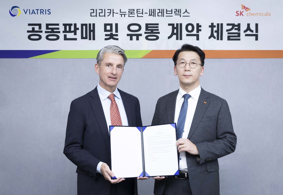 SK케미칼 박현선 Pharma 사업대표, 비아트리스 코리아 빌 슈스터 대표이사가 계약을 체결한 후 기념사진을 촬영했다.