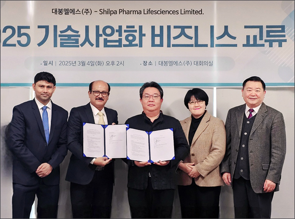 4일 박진오 바카라 꽁머니 사이트 대표(오른쪽 세 번째)와 Shilpa사 Dr. Dipak Kalita 부사장(두 번째)이 비만 치료제 리라글루티드 CDMO 협력 강화를 위한 논의를 마친 후 기념 촬영했다. /사진=바카라 꽁머니 사이트.
