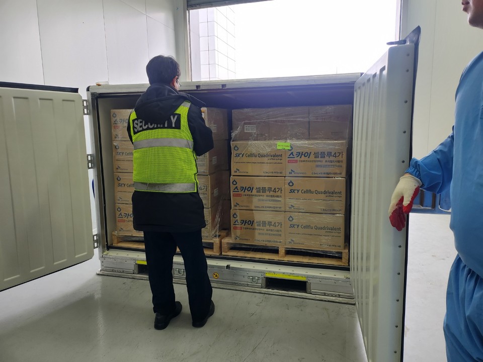 SK바이오사이언스의 독감백신 스카이셀플루가 남반구 수출을 위해 출하 중이다. / 사진=SK바이오사이언스