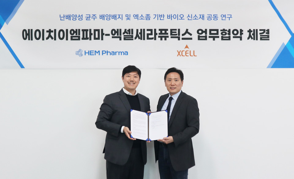 (왼쪽부터) MOU 체결 후 기념촬영에 임하고 있는 지요셉 바카라 디시 대표와 이의일 엑셀세라퓨틱스 대표 / 사진=엑셀테라퓨틱스