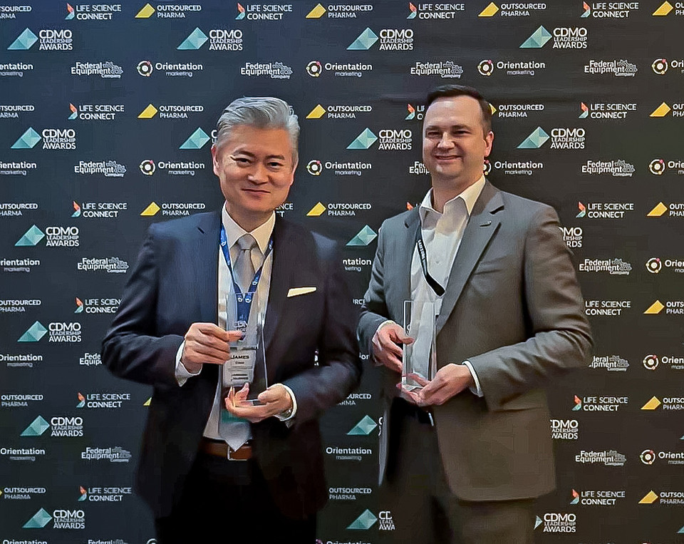 삼성바이오로직스가 CDMO 리더십 어워즈 수상 기념 사진을 촬영하고 있다. / 사진=삼성바이오로직스