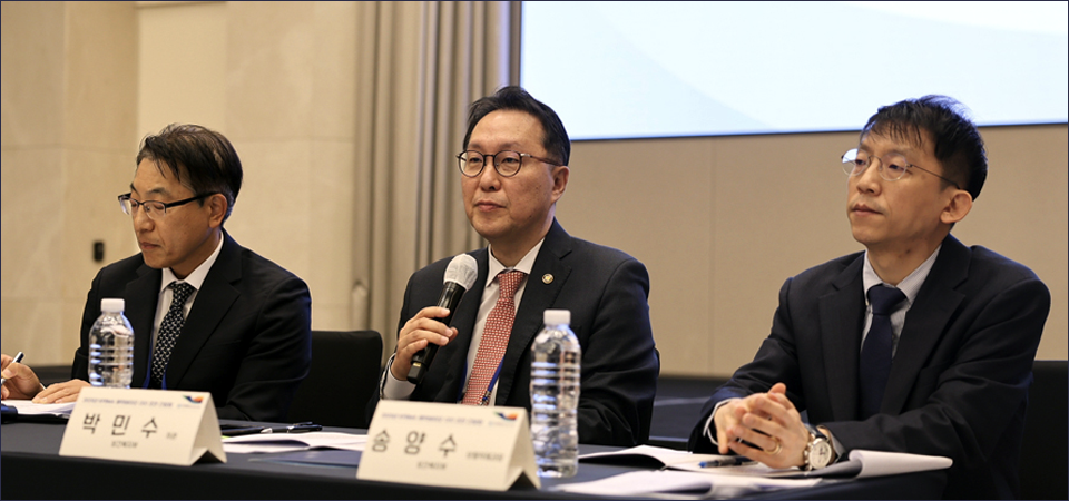 보건복지부 보건산업진흥과 오창현 과장, 박민수 차관, 보험약제과 송양수 과장(왼쪽부터). /사진= 한국제약바이오협회.