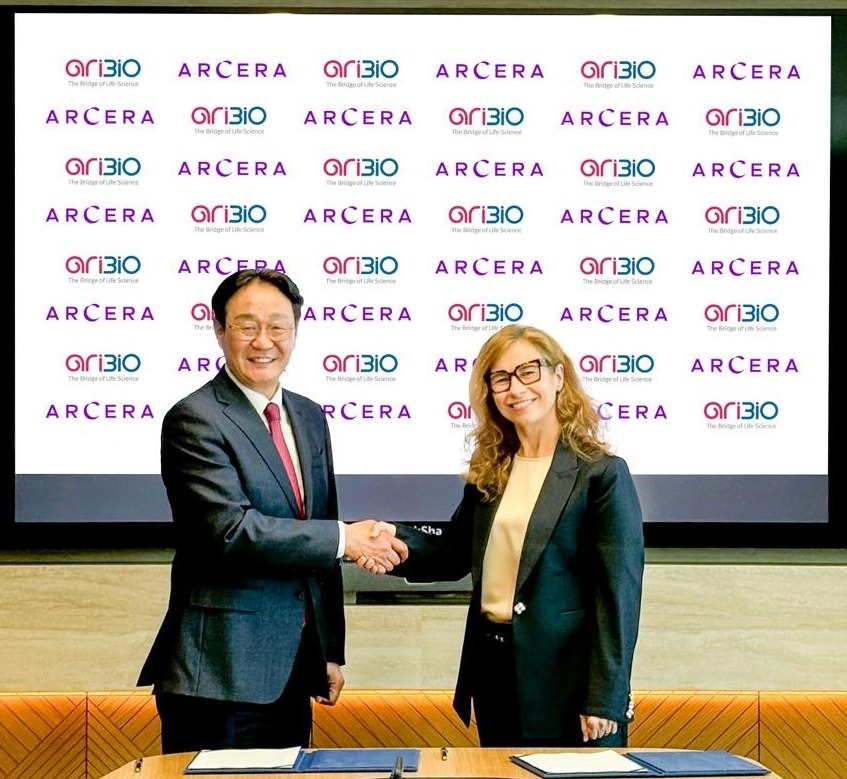 아리카지노 양상수 정재준 대표이사 (왼쪽)와 아르세라 이사벨 아폰소 (Isabel Afonso) CEO / 사진=아리카지노 양상수