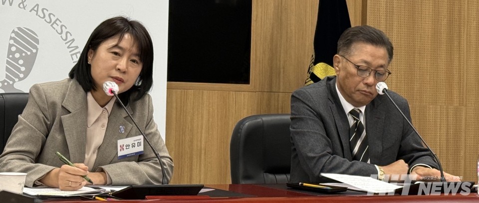 안유미 심평원 심사운영실장(왼쪽)과 강중구 심평원장. /사진=방혜림 기자.