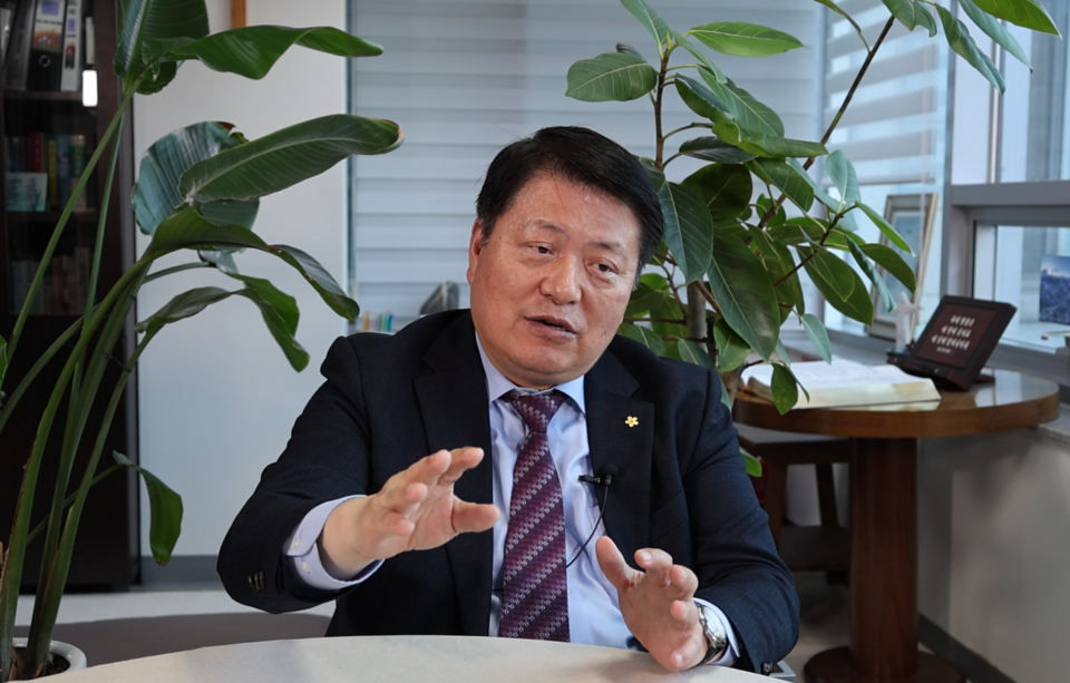 네이처셀의 퇴행성 관절염 줄기세포치료제 '조인트스템'이 지난해 FDA 첨단재생의료치료제(RMAT) 지정에 이어 최근 FDA 혁신적 치료제(BTD)로 지정돼 시속 허가 트랙을 밟게 됐다. 라정찬 네이처셀 회장이 조인트스템의 미국 허가 추진 계획을 설명하고 있다.  