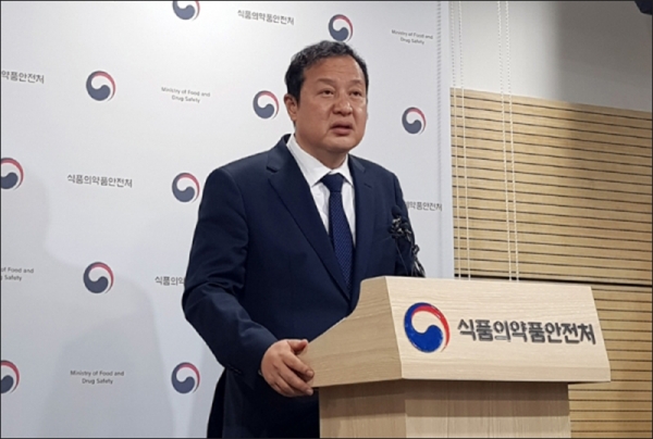 코오롱생명과학 볼트 카지노케이의 허가취소와 형사고발 결정을 밝히는 강석연 식약처 당시 바이오생약국장.